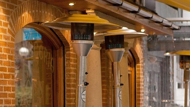 Las terrazas de París pierden sus estufas de gas por motivos medioambientales