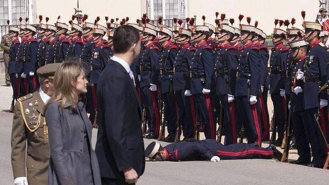 Un guardia real se desmaya en la bienvenida oficial al Príncipe de Gales y su esposa