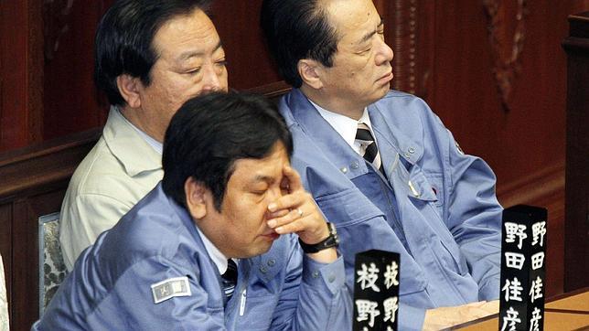 El Gobierno japonés se quita el traje de faena
