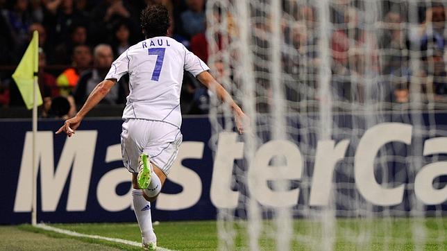 Raúl encumbra al Schalke