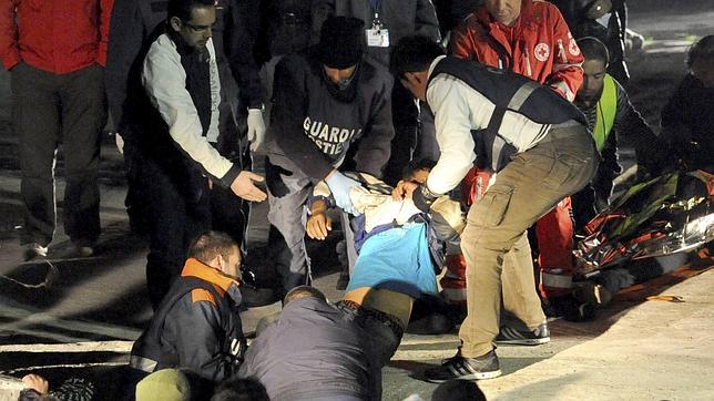 Desaparecen 130 inmigrantes al volcar su barcaza antes de alcanzar Lampedusa