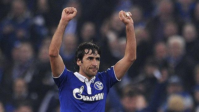 El Schalke quiere ampliar el contrato a Raúl