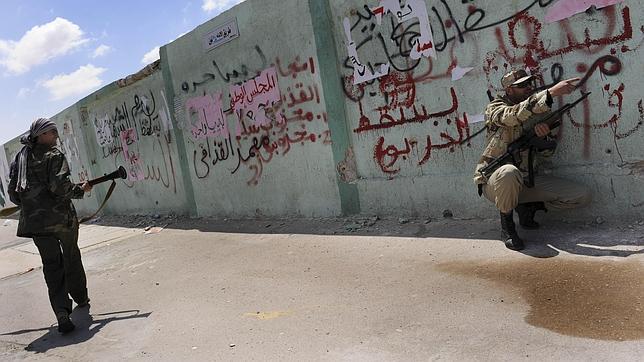 Miles de vecinos y rebeldes huyen de Ajdabiya ante el asedio de las tropas de Gadafi