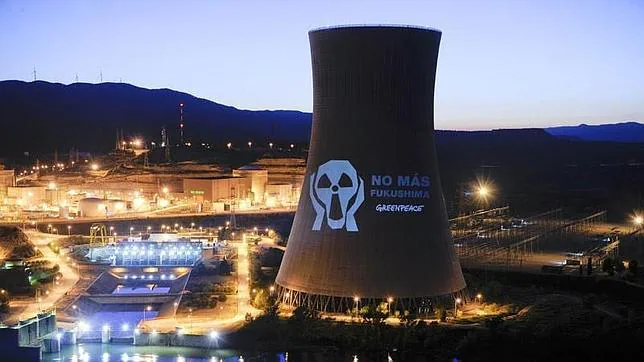 «Anuncios» antinucleares de Greenpeace en las torres de las centrales españolas