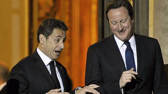 Sarkozy y Cameron acuerdan «incrementar la presión militar» sobre Gadafi
