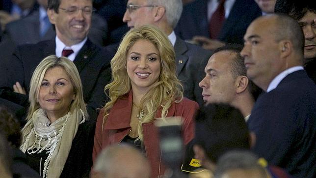 Shakira sufre en el palco de Mestalla