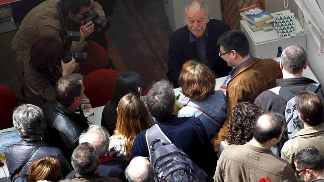 Sant Jordi, libros y rosas contra los elementos