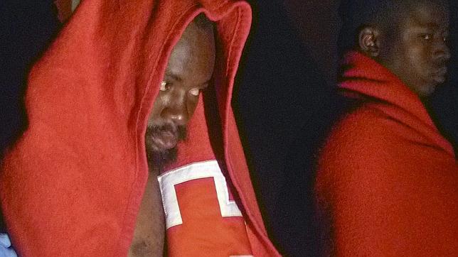 Buscan a 25 inmigrantes que cayeron de una patera en aguas de Almería