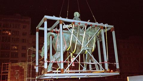 570 símbolos franquistas fuera de circulación