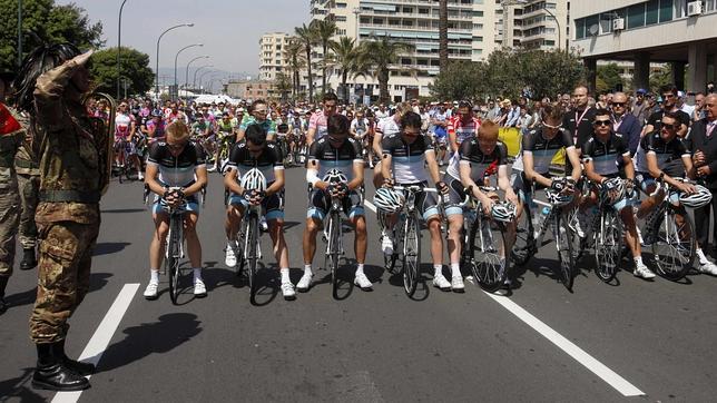 El pelotón rinde homenaje a Weylandt