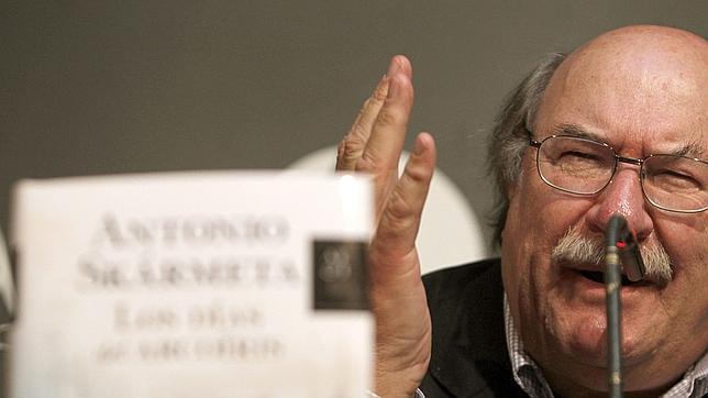 Skármeta novela el «No más» a Pinochet