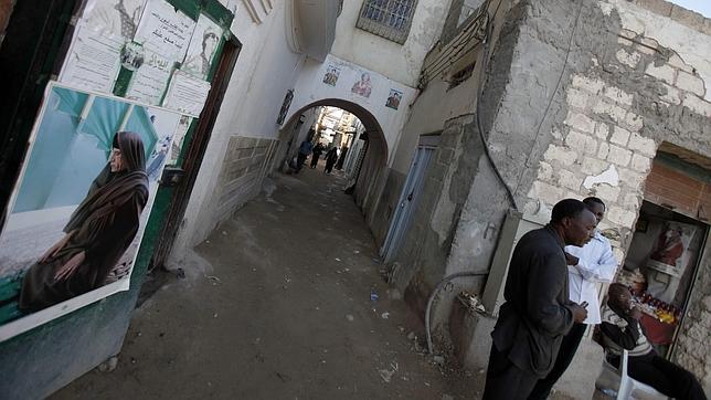 La OTAN ataca a la luz del día las cercanías del palacio de Gadafi en Trípoli