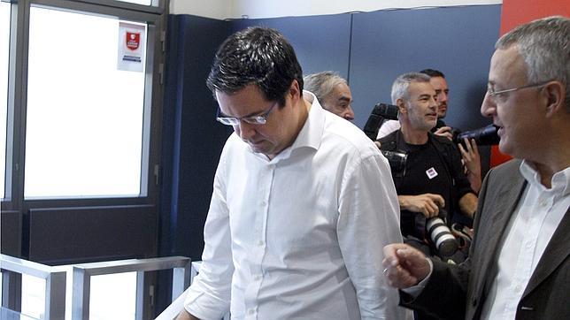 López cierra filas y ve a Rubalcaba como «el mejor candidato»