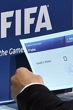 Blatter, reelegido entre escándalos