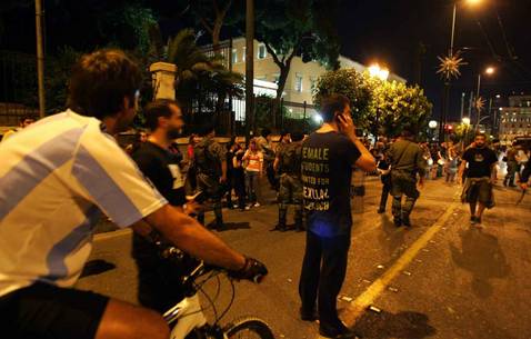 Los «indignados» griegos encierran a sus políticos en el Parlamento