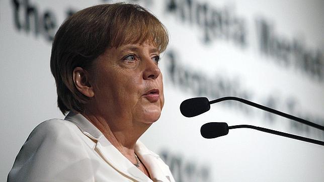 Merkel promete estudiar una posible compensación de la UE