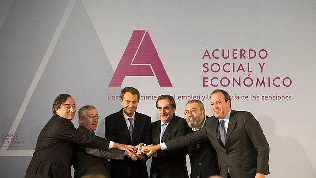 El fiasco de la reforma laboral lleva a Zapatero a revisar la contratación