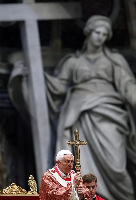 Benedicto XVI: «Sin el Espíritu Santo, la Iglesia se habría extinguido hace  tiempo»