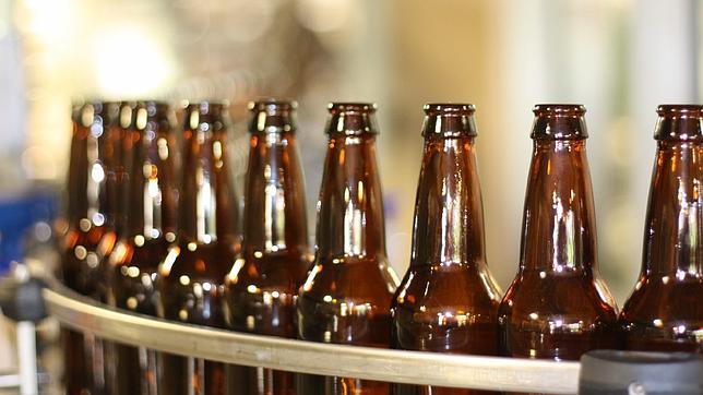 Sanidad quiere que botellines y latas de cerveza indiquen su prohibición a menores
