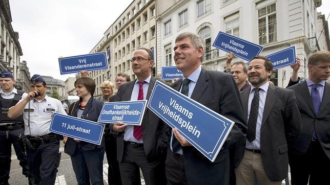 Diputados de la ultraderecha belga detenidos durante una protesta independentista