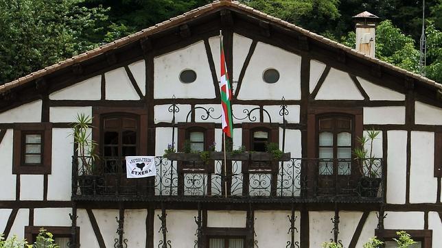 Víctimas vascas plantan al Congreso en protesta por la legalización de Bildu