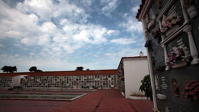 Una juez ordena exhumar tres fosas en La Línea para investigar robos de bebés