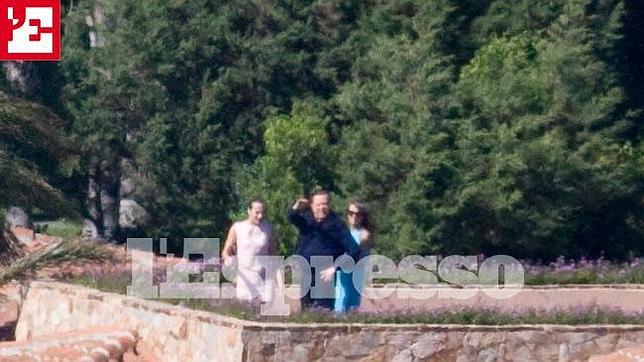 Mientras Italia votaba, Berlusconi estaba de parranda