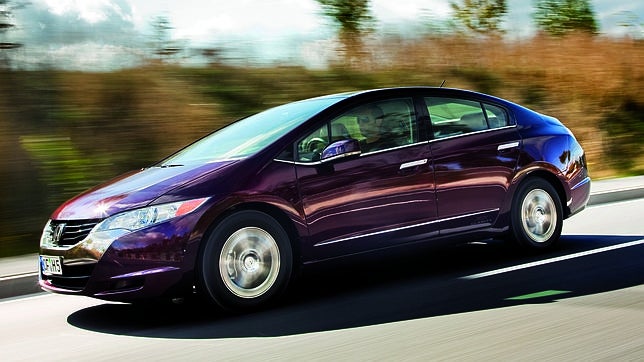 Al volante de un coche de hidrógeno: el futuro, a medio gas