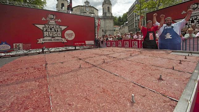 David de Jorge cocina en Bilbao el filete ruso más grande del mundo