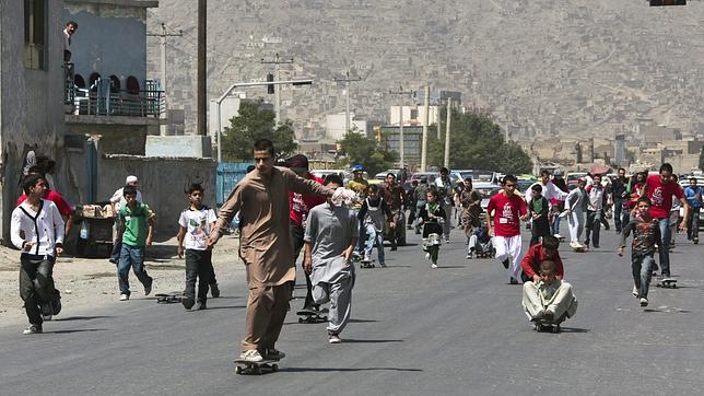 Volando sobre Kabul en monopatín
