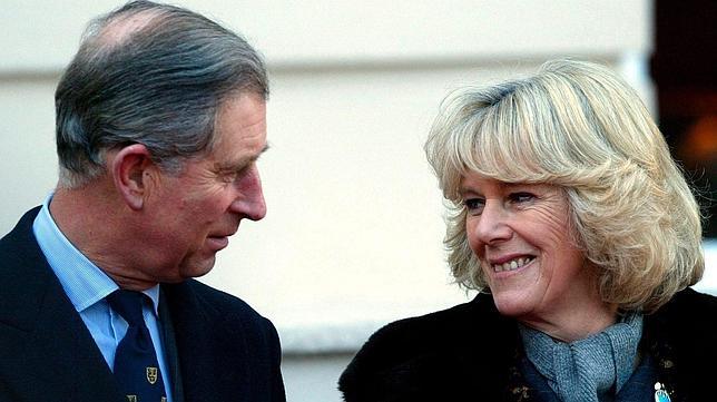 Príncipe Carlos y Camilla saltan a las portadas de la prensa sensacionalista