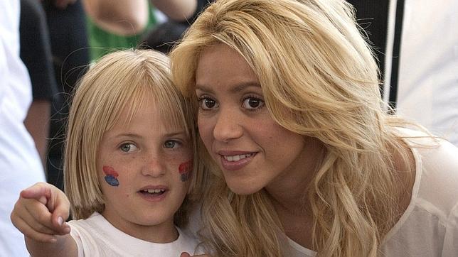 Shakira desmiente su embarazo levantándose la camiseta
