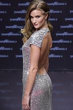 Rosie Huntington-Whiteley y sus vertiginosos escotes eclipsan Berlín