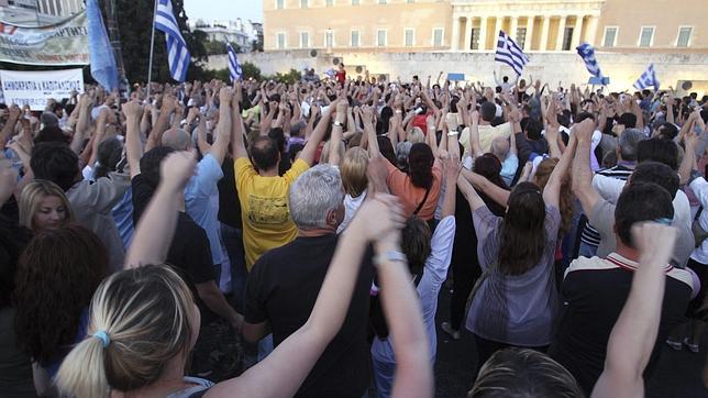 Comienza el debate del nuevo programa griego de recortes con la oposición en contra