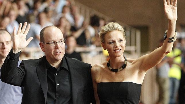 Alberto II de Mónaco y su prometida aparecen en el concierto previo a su boda