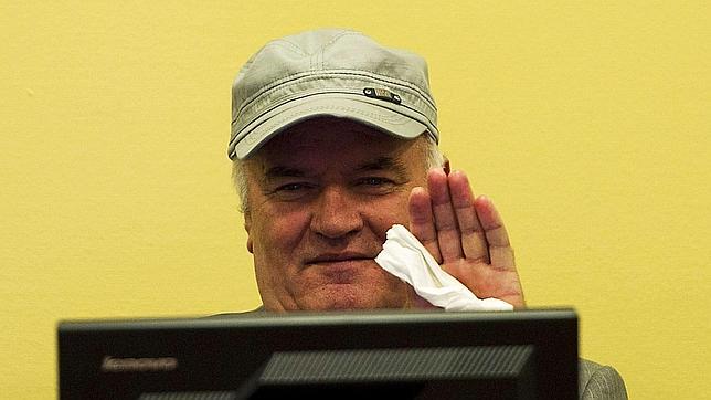 Mladic, expulsado de la sala tras encararse con el tribunal que le juzga por genocidio