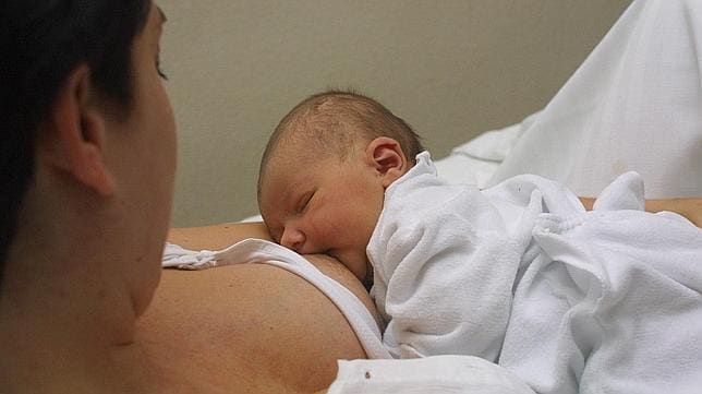 La contaminación daña la calidad de leche materna y afecta al semen del hijo
