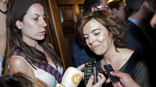 Sáenz de Santamaría: Rubalcaba debería haber dejado el Gobierno «hace tiempo»