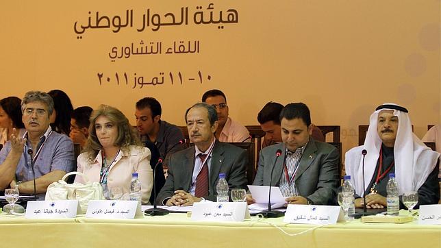 Intelectuales, gobierno y oposición dialogan para solucionar la crisis política en Siria