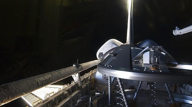 Enseñarán a un robot a repostar y reparar satélites