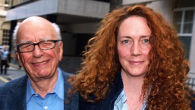 Dimite Rebekah Brooks, la «hija» preferida de Murdoch