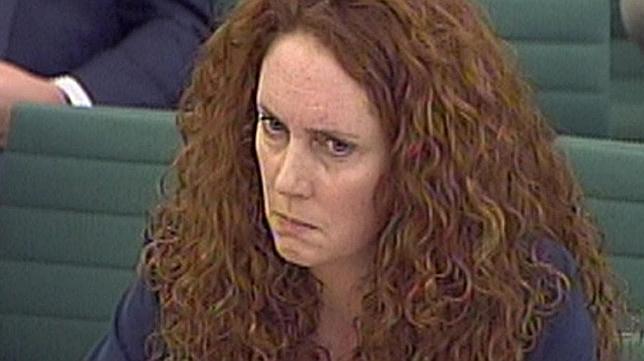 Rebekah Brooks admite que «News of the World» contrataba a detectives