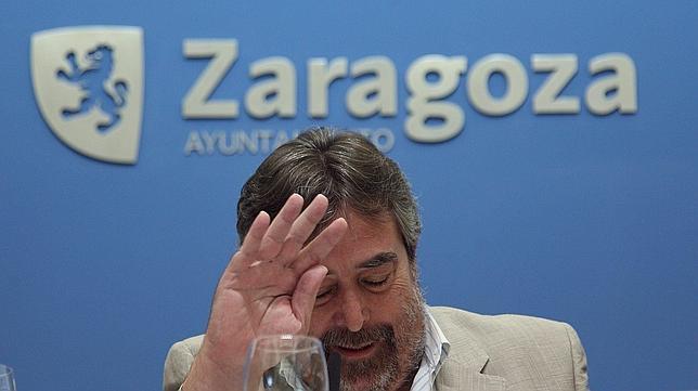 Belloch, atosigado por las deudas, reduce en Zaragoza coches oficiales, escoltas y gastos de protocolo
