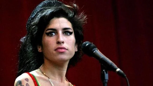 Amy Winehouse reaparece por sorpresa en Londres