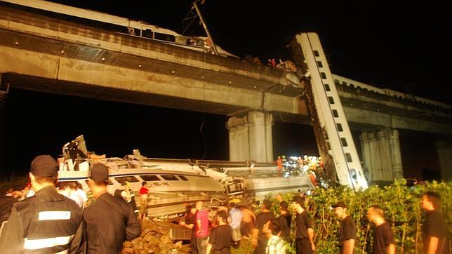Al menos 33 muertos al descarrilar un tren de alta velocidad en China