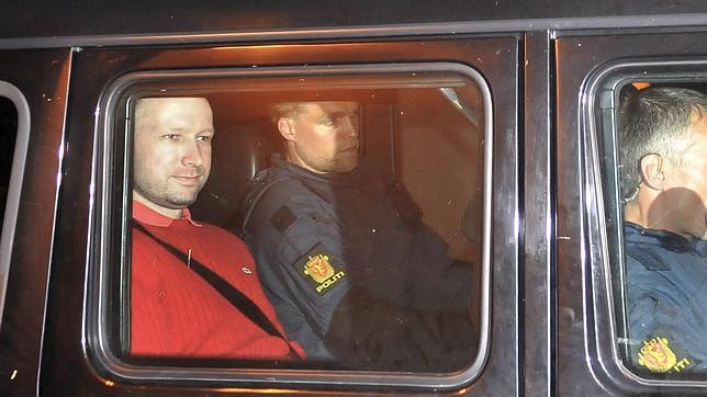 Breivik asegura ante el juez que actuó junto a otras dos células