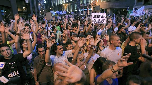 Un grupo de «indignados» acampa frente al Congreso y obliga a cortar el tráfico