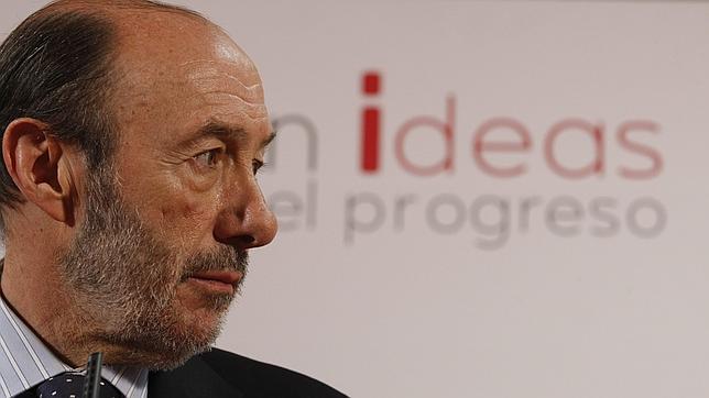 Rubalcaba, con el 15-M y contra Cameron