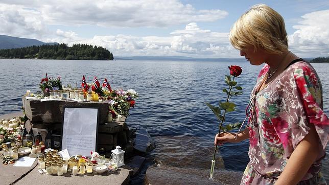 Breivik estaba desarmado y con las manos en alto cuando fue detenido por la policía