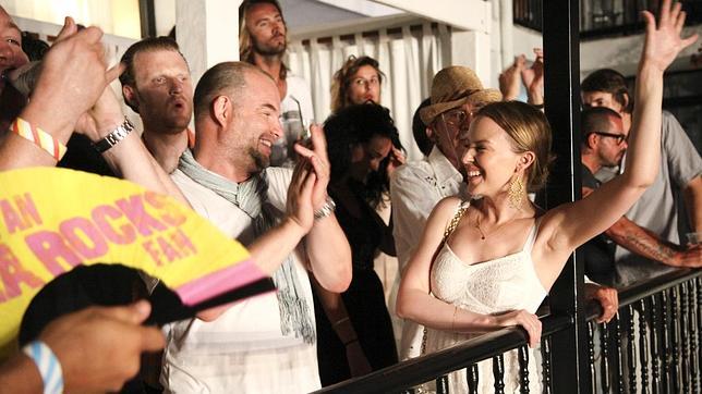 Kylie Minogue y Andrés Velencoso se divierten en Ibiza